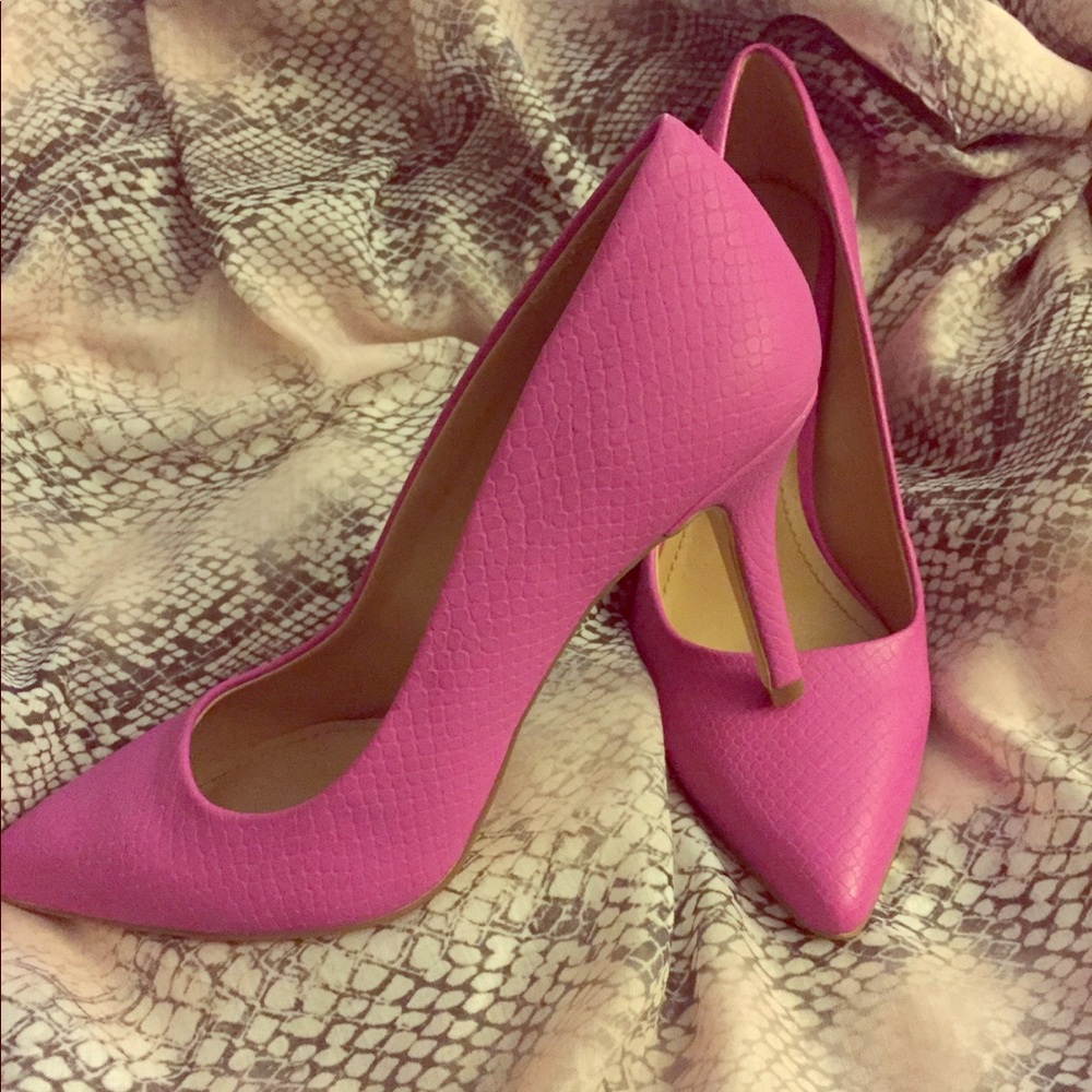 Hot pink BCBG pumps